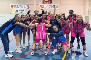 Las jugadoras del Ciudad de Moguer celebran su triunfo en Mazagón con el que recuperan la segunda plaza en el grupo C de la LNF1 de baloncesto. / Foto: Ayuntamiento de Moguer.