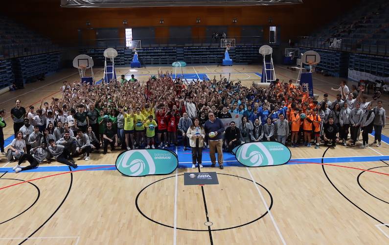 Foto de familia de los participantes en la Copa Escolar de Huelva de baloncesto que ha tenido lugar en el Palacio de Deportes 'Carolina Marín'.