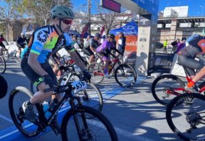 La jornada inaugural contemplaba 54 kilómetros y 1.500 metros de desnivel en un terreno de continuas subidas y bajadas.