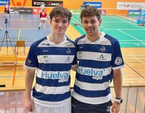 Álvaro Morán -izquierda- y Alejandro Pérez destacaron en el Máster Absoluto de bádminton celebrado en Granollers. / Foto: @CBIESLAORDEN.