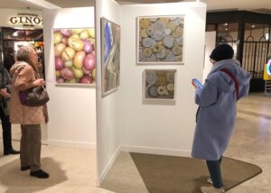 La artista onubense, Rocío Romero, expone algunas de sus obras en FLECHA 2024