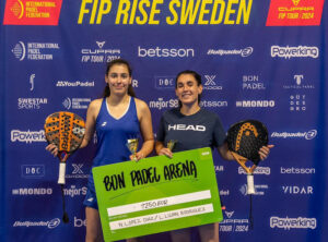 Laura Luján -izquierda- junto a Nati López, con el trofeo logrado en Suecia durante el fin de semana.