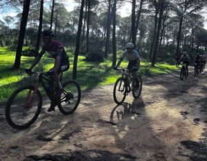 La cuarta y última etapa de la prueba tuvo un recorrido de 36 kilómetros con poco más de 500 metros de desnivel con senderos, enduro y alguna que otra sorpresa.