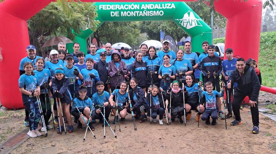 Participantes en la doble cita de la marcha nórdica que tuvo lugar el domingo en el Parque Moret en Huelva.