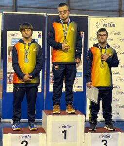 Nicolás Castaño en el podio de los 800 metros, donde conquistó una meritoria medalla de plata.