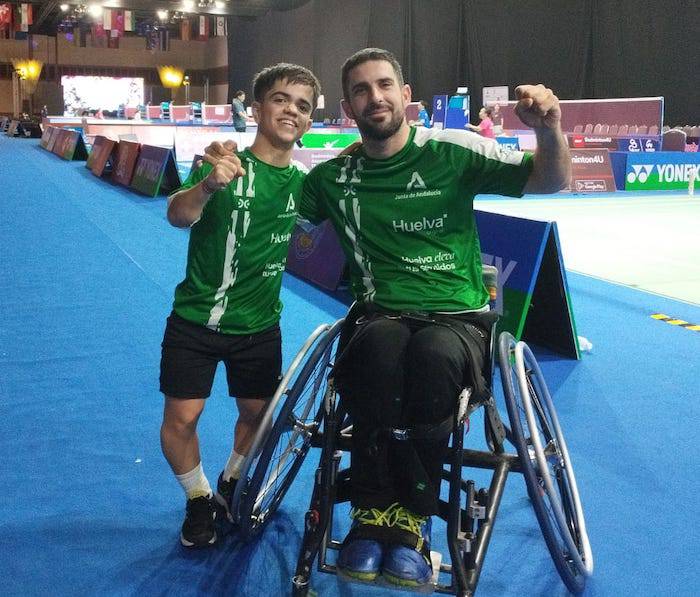 Paco Motero -derecha- sigue sumando puntos en la carrera por participar en los próximos Juegos Paralímpicos en París.