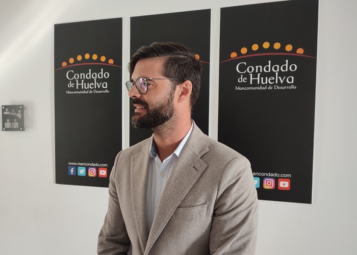 El presidente de la Mancomunidad de Desarrollo Condado de Huelva explica los programas que ofrece la entidad condal desde su servicio de orientación laboral.