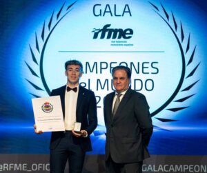 Nueva distinción para 'Paquito' Gómez, ahora en la Gala de los Campeones de Mundo 2023 de la Real Federación Española de Motociclismo.