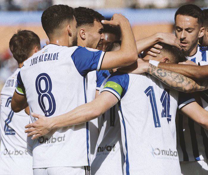 Los jugadores del Recre celebran uno de los goles anotados por Caye Quintana en el triunfo ante el Melilla. / Foto: @recreoficial.