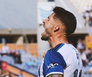 Caye Quintana, exhultante, tras anotar uno de sus goles en la matinal del domingo en el Nuevo Colombino. / Foto: @recreoficial.