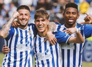 Antonio Domínguez, José Antonio de la Rosa y Josiel Núñez celebran uno de los goles del Recre en el duelo ante el Ceuta. / Foto: @recreoficial.