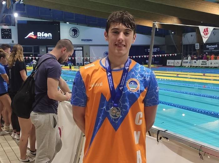 Samuel Gómez, con la medalla de plata lograda en la prueba de los 200 metros braza en el Campeonato de España de Natación Junior. / Foto: @CNHUELVA.