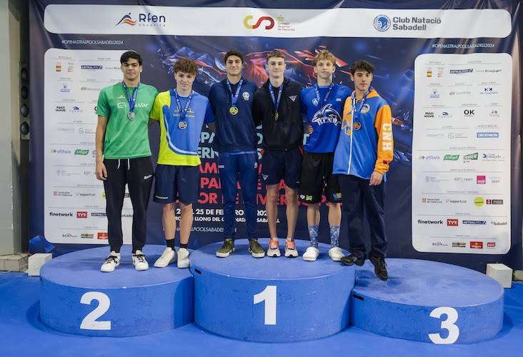 Samuel Gómez -derecha- en el podio de la prueba de los 50 metros braza en el Campeonato de España de Natación Junior. / Foto: @CNHUELVA.