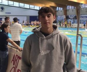 Los técnico del CN Huelva esperan que la dedicación y el talento de Samuel Gómez brillen en la piscina en este evento. / Foto: @CNHUELVA.