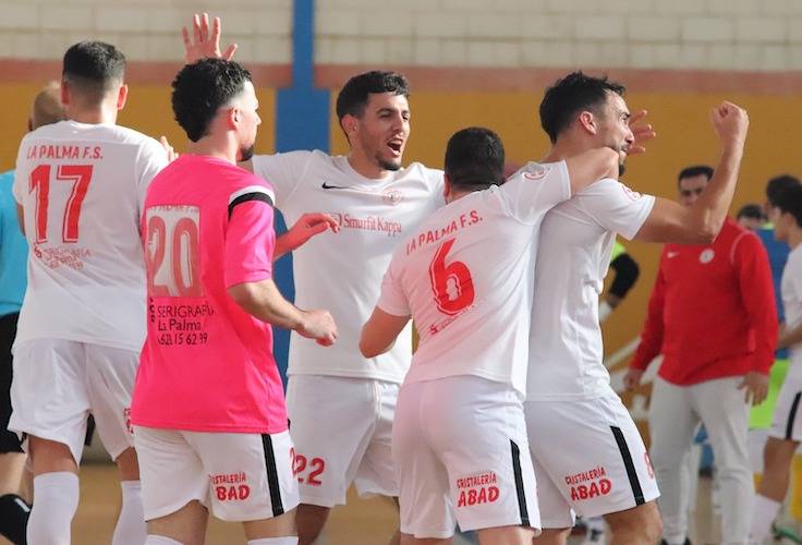 Los jugadores del Smurfit Kappa celebran uno de los goles anotados en el dramático partido ante el CD Carcabuey. / Foto: @LaPalmaFS.