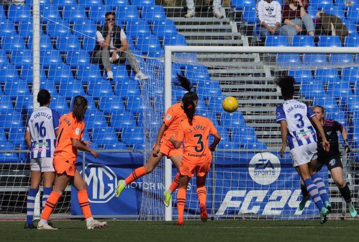 Momento del remate de Anita Marcos en el segundo gol. La ex del Sporting de Huelva anota sin oposición. / Foto: www.lfp.es.