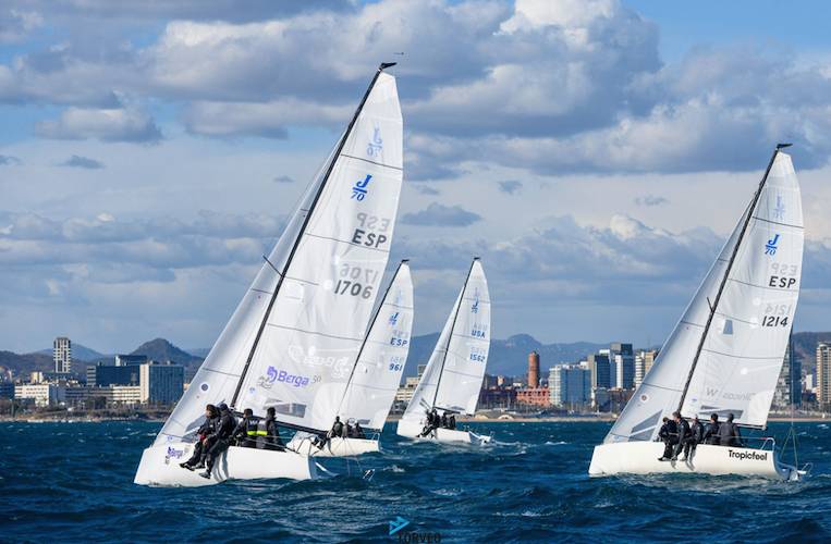 En un momento de la segunda jornada se puede ver ciñendo al 'Monjo-Tropicfeel' (ESP-1214) de Ricardo Terrades, el 'HangTen-Hnos. Berga' (ESP-1706), el 'Noticia' (ESP-961) y el americano 'Rowdy' (USA-1512). / Foto: Óscar Torrades (torveo.es).