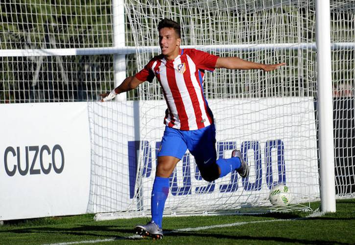 Zaka celebra un gol en su periplo en los escalafones inferiores del Atlético de Madrid. / Foto: Club Atlético de Madrid.