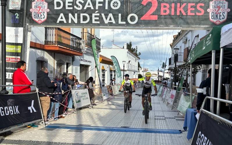 Juan Manuel Navarro y Rafael Tubio llegando a la meta como ganadores de la contrarreloj que abrió el VIII Desafío Andévalo 2 Bikes.