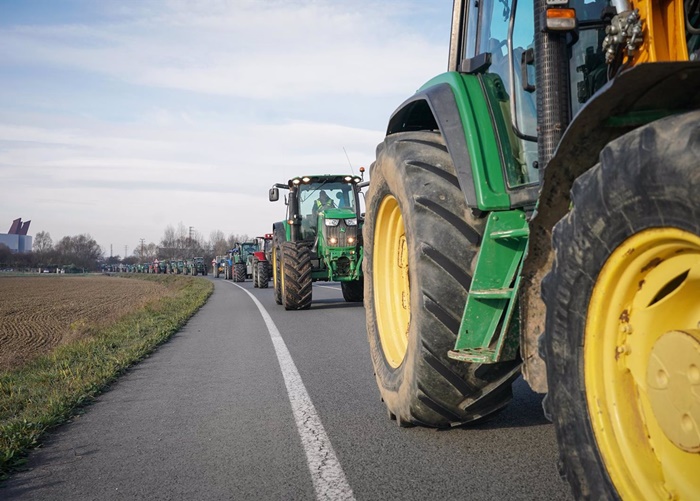 Agricultores continúan las protestas en diferentes vías y cortan la N-442 en ambos sentidos