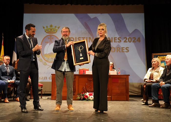 de Hijo Adoptivo de San Juan del Puerto a Carlos Novo y la Medalla de la Villa a Foto Flores