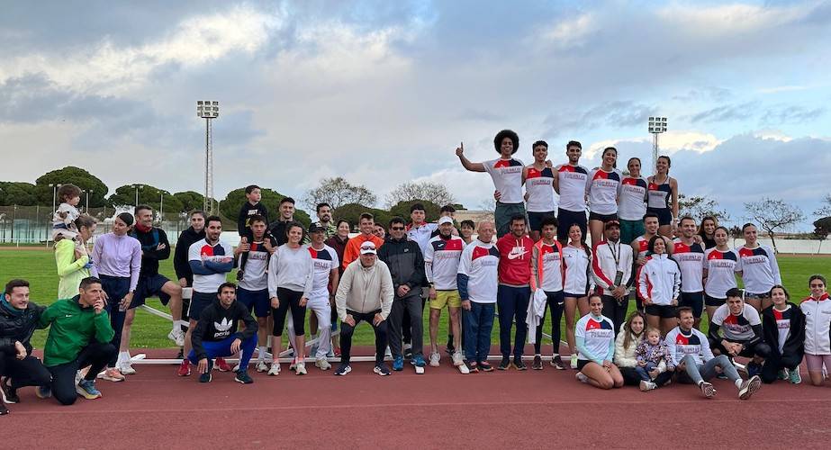 El concejal de Deportes de Punta Umbría, Sebastián Pomares, en la visita a los atletas concentrados en la localidad.