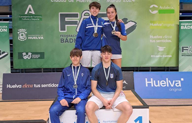 Componentes del CD Bádminton Huelva que han brillado en el pasado Campeonato de Andalucía Absoluto celebrado en la capital onubense. / Foto: @CDBHUELVA.