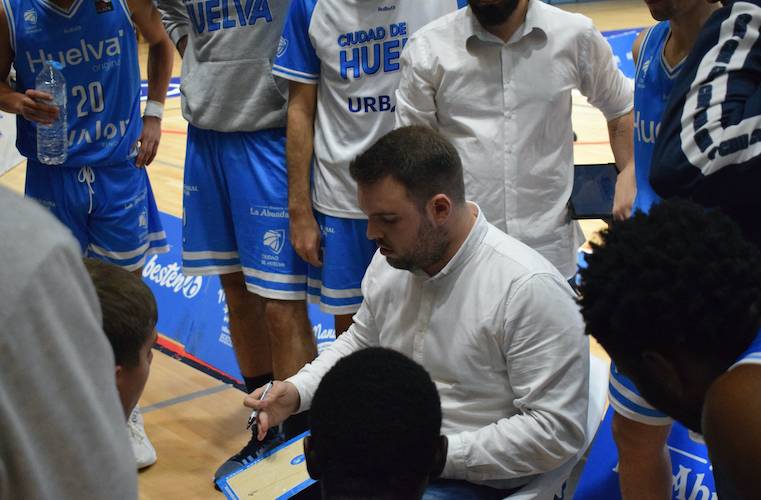 El equipo de Íñigo Núñez espera mantener su línea positiva fuera de casa y ganar el sábado en la cancha del Lobe Huesca La Magia. / Foto: CD Huelva La Luz.