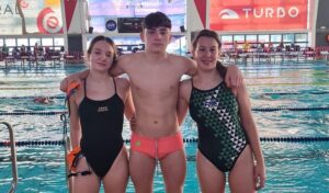 Componentes del Club Natación Huelva que van a tomar parte en el XLIII Campeonato de España Infantil de Invierno. / Foto: @CNHUELVA.