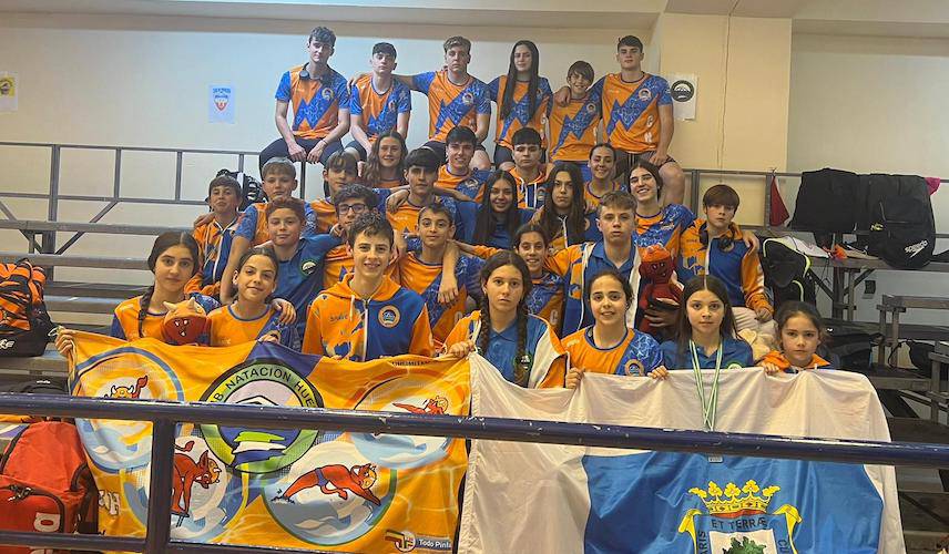 Componentes del Club Natación Huelva en el reciente Trofeo 'Día de Andalucía' celebrado en Algeciras. / Foto: @CNHUELVA.