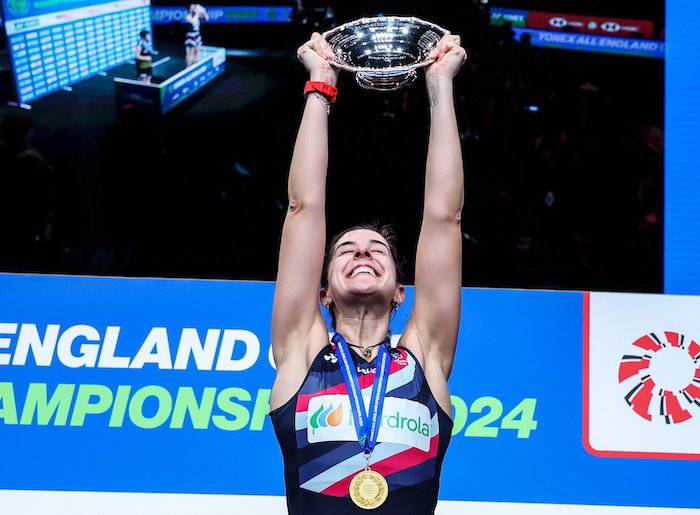 Una exultante Carolina Marín levanta el trofeo de campeona del All England Open Badminton. / Foto: Badminton Photo.