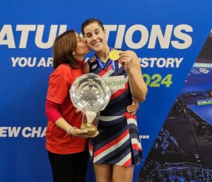 Carolina Marín junto con su madre a la conclusión del partido que le coronó campeona en Birmingham. / Foto: Badminton Photo.