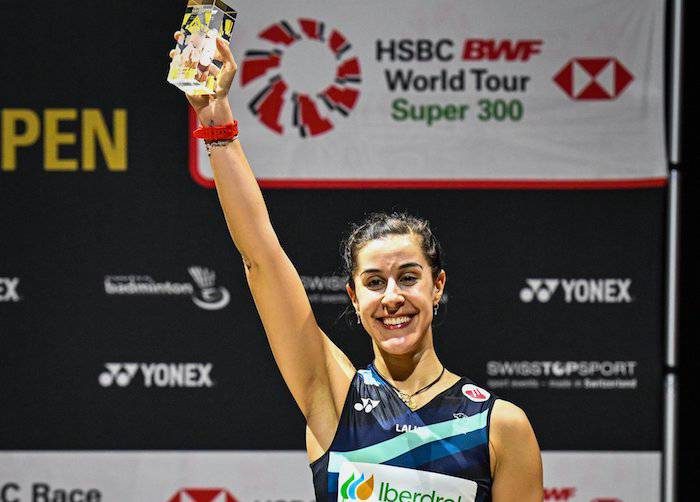 Carolina Marín levantando el trofeo que le acredita como ganadora del Open de Suiza, siete días después de vencer en el All England. / Foto: Badminton Photo.