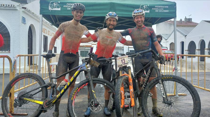 Los tres primeros clasificados en la categoría masculina de la V Media Maratón 'Pinares de Cartaya', con la huella inequívoca en sus maillots de la dureza de la prueba.