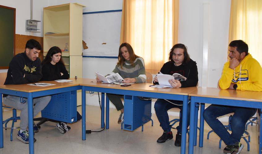 Un momento de la reunión mantenida para poner en marchar un programa de actividades deportivas en los institutos.