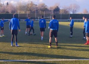 Durante la semana el técnico del Bollullos, Mario Rodríguez, ha incorporado a jugadores canteranos a los entrenamientos. / Foto: @bollulloscf1933.