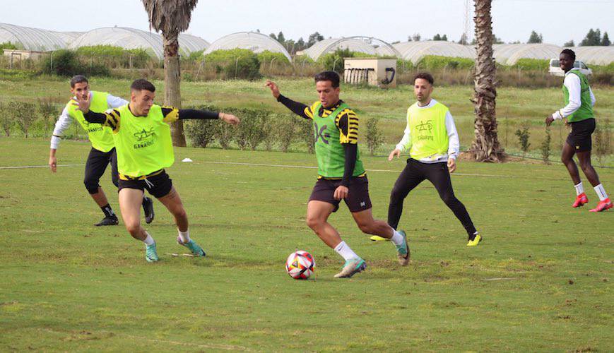 Pese a estar descendido, el San Roque ha preparado su partido en Orihuela con la idea de dar una buena imagen en el adiós a la categoría. / Foto: @SanRoqueLepe.