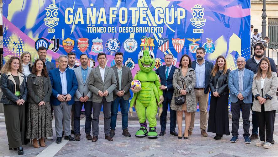 Un momento de la presentación en la Plaza de Las Monjas de Huelva de la octava edición de la Gañafote Cup, competición de fútbol base que tiene lugar este fin de semana.