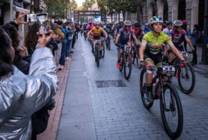 Salida de los corredores de la X Huex Extrema desde la Gran Vía de la capital onubense.