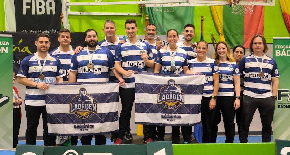 Representantes del Club Bádminton IES La Orden en el Campeonato de Andalucía Senior en Alhaurín de la Torre. / Foto: @CBIESLAORDEN.