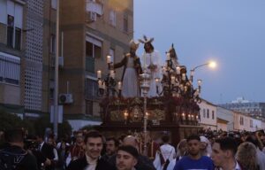 El Barrio del Higueral recibe al Señor de la Bendición