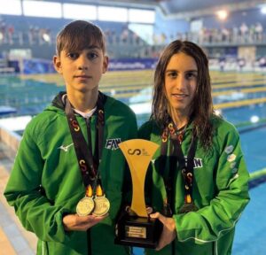 José Manuel Garrido y Javier Jorva, con las medallas y el trofeo logrados en el Campeonato. / Foto: @CNHUELVA.