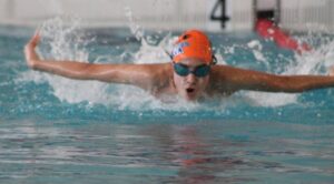 Javier Jorva estableció un nuevo récord provincial en los 100 metros mariposa de categoría Alevín en el Trofeo 'Día de Andalucía'. / Foto: @CNHUELVA.