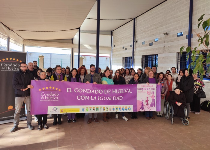 El presidente de la Mancomunidad realiza la lectura de un Manifiesto en el Día Internacional de las Mujeres, rodeado del personal técnico de la entidad