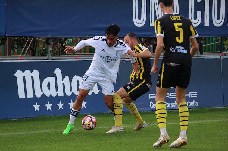 El San Roque peleó por un empate en Marbella que al final no llegó, cayendo derrotado por 2-1 con el cuadro costasoleño. / Foto: @marbella_fc.