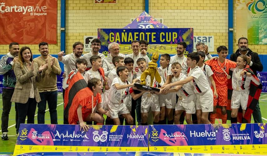 El Milan levantó el trofeo como campeón de la Gañafote Cup Oro en la categoría Alevín 2012.