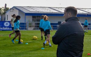 El nuevo técnico Paco Pichardo observa a sus jugadoras en un entrenamiento del Sporting de Huelva. / Foto: @sportinghuelva.