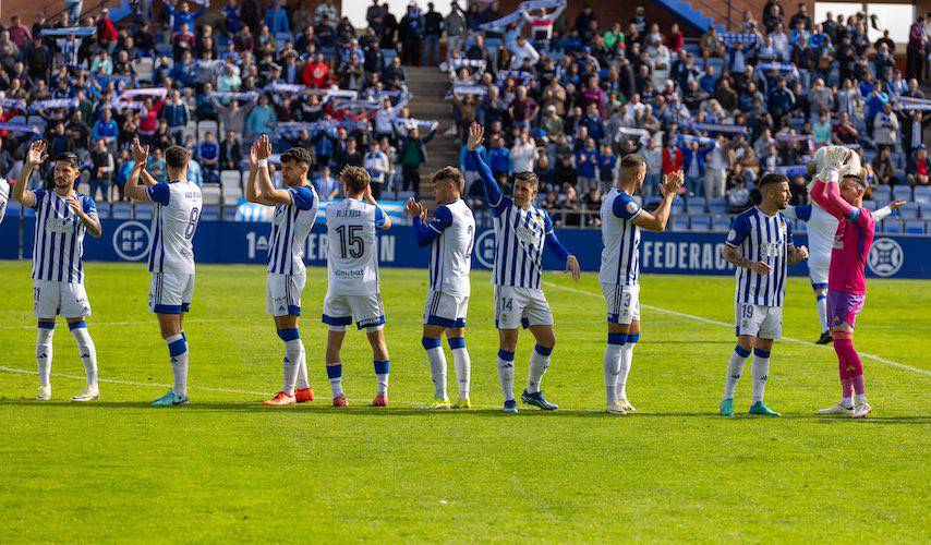 Los jugadores del Recre se ponen en manos de su gente para ganar el domingo al Atlético de Madrid B en el Nuevo Colombino. / Foto: @recreoficial.