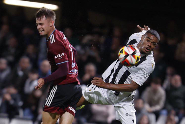 Sergio Díez pugna con Douglas en un lance del partido de este sábado entre el Castellón y el Recre. / Foto: @cdcastellon.