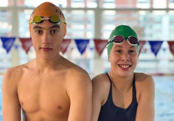 Samuel Gómez e Iria Cárdenas, deportistas del CN Huelva becados por la Federación Andaluza de Natación. / Foto: @CNHUELVA.